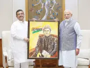 শুভেন্দুর হাতে মোদিকে বঙ্কিমচন্দ্রের ছবি, শুরু হল কৃচ্ছ্রসাধনের পথে হাঁটা