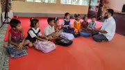 দৃষ্টিহীন শিক্ষক আব্দুল মালেক: জ্ঞানের আলোয় শিশুদের পথ দেখান