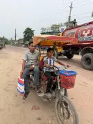 নয় বছর বয়সে ভ্যান চালিয়ে বাবার ওষুধ জোগাড় করছে হযরত আলী