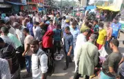 ঈদের দিন অসুস্থ মায়ের ওষুধ কিনতে মাংস বিক্রি করছেন সখিনা