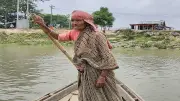 ২৫ বছর ধরে নৌকা চালিয়ে সংসার চালাচ্ছেন তাসলিমা বেগম