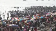 কক্সবাজার সৈকতে পর্যটকদের ভিড়: ছবির গল্প