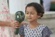 গরম থেকে শিশুকে রক্ষায় চার্জার ফ্যানের ব্যবহার