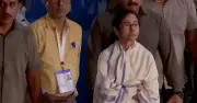 ইভিএম নিরাপত্তা নিয়ে সংশয়, বৃষ্টি উপেক্ষা করে স্ট্রং রুম পাহারায় মমতা
