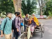 রাজশাহী বিশ্ববিদ্যালয় বন্ধুসভার শ্রমিক দিবসে ভ্যানচালককে গামছা উপহার