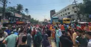 বকেয়া বেতনে চট্টগ্রামে সড়ক অবরোধ আজিম গ্রুপের শ্রমিকদের