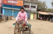 ৬৩ বছর বয়সে অটোভ্যান চালান সখা হোসেন, ছিলেন সার্কাস ও যাত্রার শিল্পী