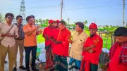 খুলনা বন্ধুসভার মে দিবসে শ্রমিকদের ফুল ও খাবার বিতরণ