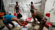 ছবির গল্প: লবণ শ্রমিকদের কর্মব্যস্ততা