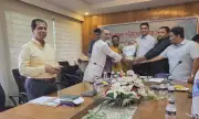 হত্যা মামলার পলাতক আসামি ইউপি চেয়ারম্যানরা ইউএনওকে ফুল দিয়ে শুভেচ্ছা