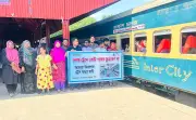 পটিয়া রেলস্টেশনে চলন্ত ট্রেনে পাথর নিক্ষেপ প্রতিরোধে মানববন্ধন