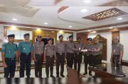 এসএসসি পরীক্ষার্থীর ফাইল উদ্ধার করে পুরস্কৃত দুই ট্রাফিক সার্জেন্ট