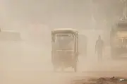 বায়ুদূষণে শীর্ষে রাজধানী ঢাকা, আইকিউএয়ারের পরামর্শ