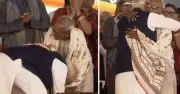 ৯৮ বছর বয়সী বিজেপি নেতাকে জড়িয়ে নিলেন মোদি, নিলেন আশীর্বাদ