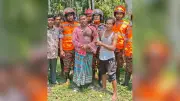 গাছে উঠে অজ্ঞান যুবক, ফায়ার সার্ভিসের সফল উদ্ধার