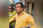 ভ্যাট পরিদর্শককে খুঁটিতে বেঁধে মারধর, হাত ভাঙল ব্যবসায়ী