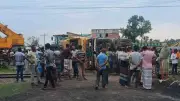 ট্রেনের ধাক্কায় ট্রাক দুমড়েমুচড়ে, নিহত ১