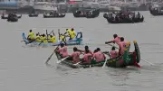 বাইচ প্রতিযোগিতায় তরুণদের ভেঁপু বাজানো ও নৌকায় নাচানাচি