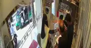 ক্রেতা সেজে গয়নার দোকানে চুরি, মরিচের গুঁড়া ছিটিয়ে ধরা পড়ল নারী