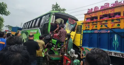 বাগেরহাটে বাস-ট্রাক সংঘর্ষে ২০ যাত্রী আহত, ৫ জন গুরুতর