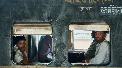 কমলাপুর রেলস্টেশনে ফটোগ্রাফারের জীবনের গল্প খোঁজা