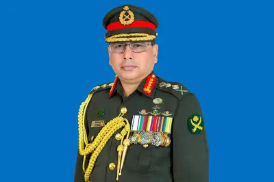 হজ শেষে দেশে ফিরলেন সেনাবাহিনী প্রধান ওয়াকার-উজ-জামান