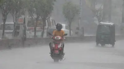 প্রবল বৃষ্টিতে চট্টগ্রামের জনজীবনে দুর্ভোগ