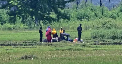 বেনাপোলে বিএসএফের ঠেলে পাঠানো ১০ জন এখনও শূন্যরেখায়, পতাকা বৈঠক ব্যর্থ