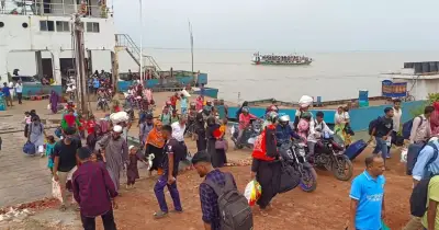 ঈদের পর পাটুরিয়ায় যাত্রীদের ভিড়, ঢাকামুখী লঞ্চে বাড়তি ভাড়ার অভিযোগ