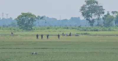 বেনাপোল সীমান্তে বিএসএফের ঠেলে পাঠানো ১০ জন জিরো লাইনে আটকে