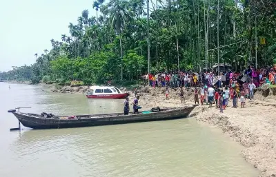 বরিশালে লঞ্চের ছাদ থেকে নদীতে পড়ে কিশোর নিখোঁজ, উদ্ধার অভিযান চলছে