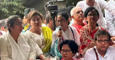 কলকাতায় মমতার ধর্না, বিজেপি উৎখাতের ডাক
