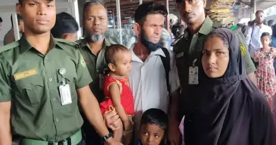 বিমানবন্দর স্টেশনে প্ল্যাটফর্মে পড়া শিশুকে মায়ের কাছে ফিরিয়ে দিলেন আনসার সদস্যরা