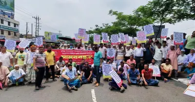 কুমিল্লায় ভূমি সমস্যার সমাধানে সড়ক অবরোধ, মানববন্ধন