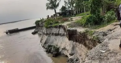 সিরাজগঞ্জে যমুনার ভাঙনে চরাঞ্চলে আতঙ্ক, ঘরবাড়ি নদীগর্ভে