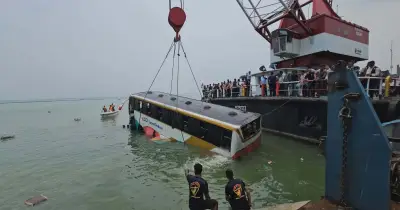 রাজবাড়ীতে বাস ডুবে পদ্মায়, হতাহত নেই