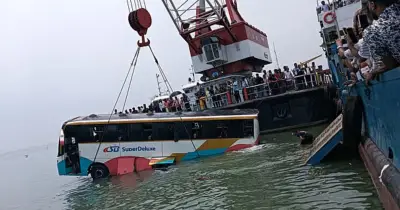 রাজবাড়ীতে ফেরিঘাটে বাস নিয়ন্ত্রণ হারিয়ে পদ্মায় পড়েছে, চালক-সহকারী উদ্ধার
