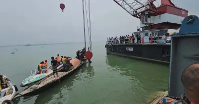 দৌলতদিয়া ফেরিঘাটে আবারও বাস নদীতে, চালক-সহকারী উদ্ধার