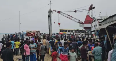 কুষ্টিয়া-ঢাকা বাস দৌলতদিয়ায় ফেরির রেলিং ভেঙে পদ্মায় ডুবে গেলেও হতাহত নেই