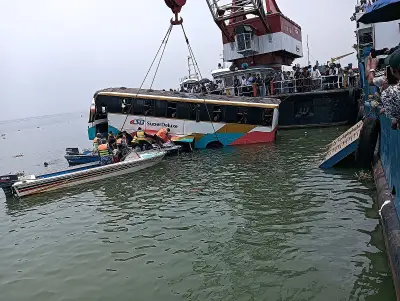 পদ্মা নদীতে ডুবে যাওয়া বাস উদ্ধার, চালক ও সহকারী নিরাপদ