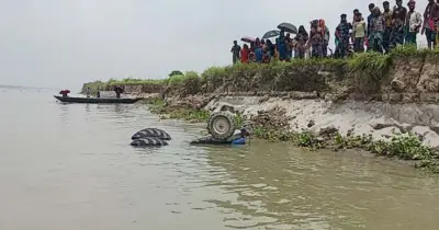 ফরিদপুরে ট্রাক্টর উল্টে পাদ্মায় পড়ে চালকের মৃত্যু