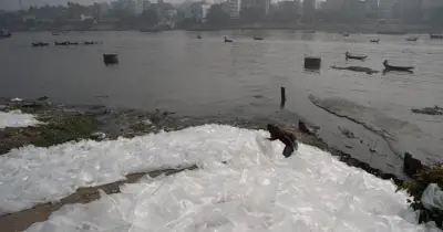 বুড়িগঙ্গার তীরে প্লাস্টিক পোড়ানোর বিষাক্ত অর্থনীতি