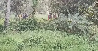 গোমস্তাপুর সীমান্তে বিএসএফের ঠেলে পাঠানো ২৮ জন শূন্যরেখায় অবস্থান করছেন