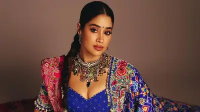 জাহ্নবী কাপুর: গ্ল্যামার নাকি অভিনয়, কোন পথে তিনি?