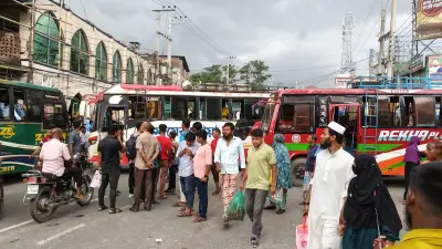 জয়পুরহাটে বিজিবির বিরুদ্ধে চালক মারধরের অভিযোগ, শ্রমিকদের অবরোধ