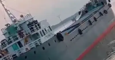 সুন্দরবনে ভারতগামী জাহাজে ডাকাতির চেষ্টা, একটি জাহাজ লুট