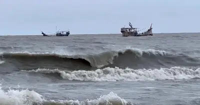 উপকূলে ঝড়ো হাওয়ার আশঙ্কায় ৪ বন্দরে ৩ নম্বর সতর্ক সংকেত