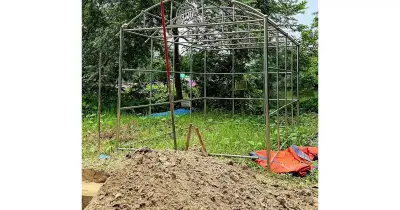 কবর খুঁড়তে গিয়ে বিদ্যুৎস্পৃষ্ট হয়ে ২ জনের মৃত্যু