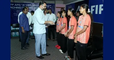 নারী ফুটবল দলের পাশে ক্রীড়া প্রতিমন্ত্রী, দিলেন প্রধানমন্ত্রীর বার্তা