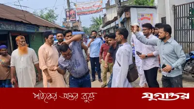 বিদ্যালয় গেটে প্রধান শিক্ষককে মারধর করে অটোরিকশায় তোলার ঘটনা